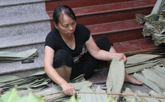 ‘Kẻ tâm thần’ nhặt lá tre kiếm tiền tỷ