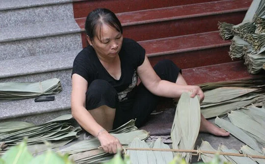‘Kẻ tâm thần’ nhặt lá tre kiếm tiền tỷ