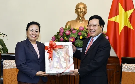 Deputy PM Minh hosts Lao Deputy FM, VN’s Honorary Consul General in RoK