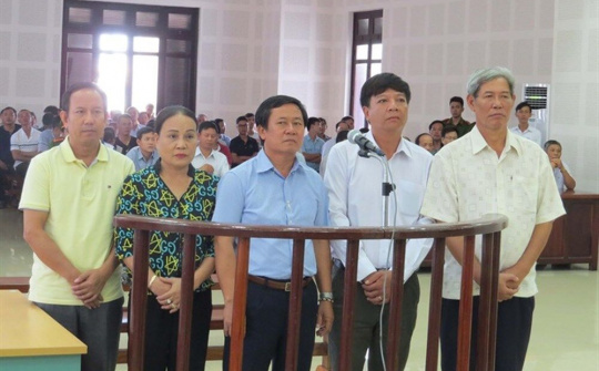 Xét xử sơ thẩm vụ án buôn lậu gỗ trắc sau 3 lần trả hồ sơ điều tra bổ sung