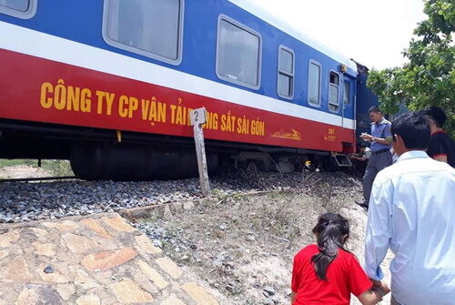 Tàu khách SE7 trật bánh đường sắt Bắc-Nam tê liệt