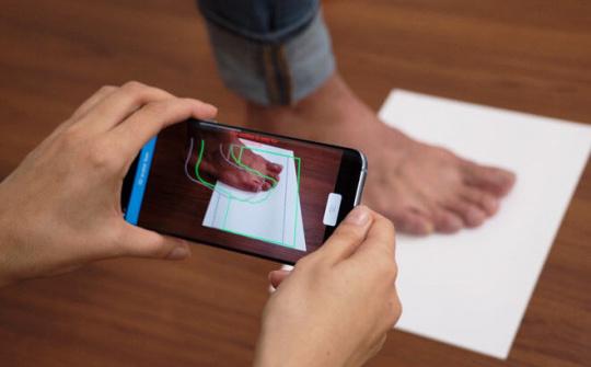 Đóng giày thời 4.0 bằng ứng dụng trên điện thoại của chàng trai Việt