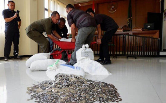 Mang gần 900kg tiền lẻ đến tòa trả tiền cấp dưỡng