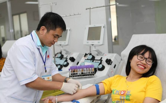 Hàng trăm bạn trẻ hiến máu giúp bệnh nhi ung thư