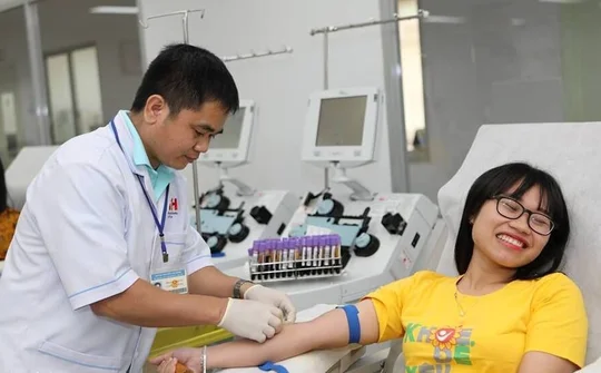 Hàng trăm bạn trẻ hiến máu giúp bệnh nhi ung thư