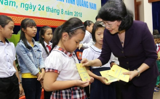 Vice President visits revolution contributors, students in Quang Nam