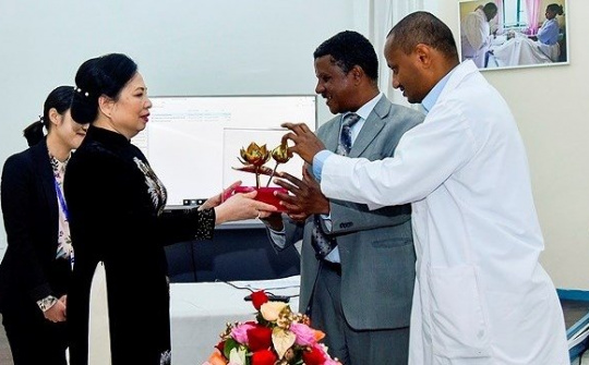 Vietnamese First Lady visits women suffered from obstetric fistulas in Ethiopia