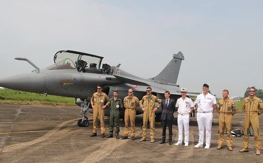 3 tiêm kích tối tân Pháp Rafale hạ cánh xuống Nội Bài