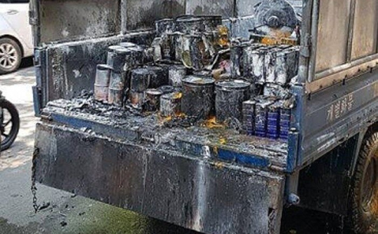 Hà Nội: Xe  chở sơn bất ngờ bốc hoả giữa phố