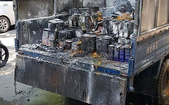 Hà Nội: Xe chở sơn bất ngờ bốc hoả giữa phố