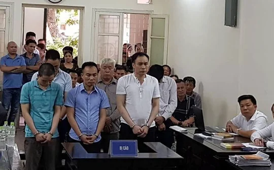 Sĩ quan công an tố cáo cấp trên tại tòa