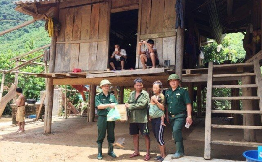 Trao hàng trăm suất quà cho đồng bào 2 xã biên giới bị cô lập do mưa lũ