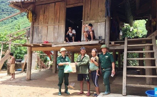 Trao hàng trăm suất quà cho đồng bào 2 xã biên giới bị cô lập do mưa lũ
