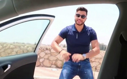 Tiềm ẩn nhiều nguy hiểm, trào lưu ‘lao ra khỏi xe’ vẫn gây sốt giới trẻ thế giới