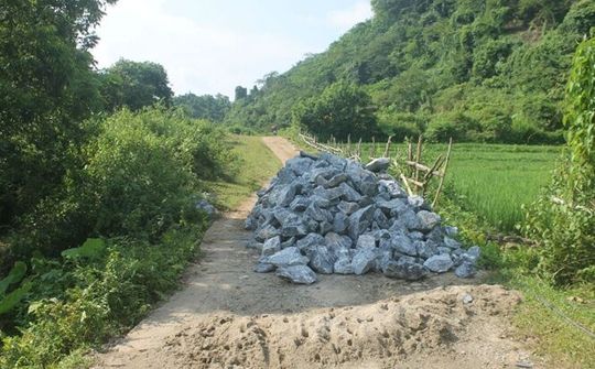 Hà Giang: Dân đổ đá chặn xe môi trường vì lo ô nhiễm từ bãi rác