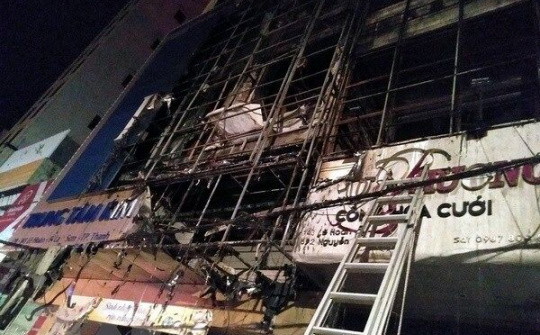 Thanh Hóa: Hỏa hoạn thiêu rụi phần trên của hai căn nhà liền kề