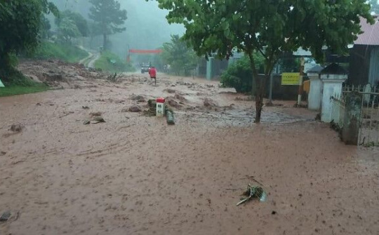 Nhiều cung đường bị chia cắt, giao thông ách tắc vì mưa lũ