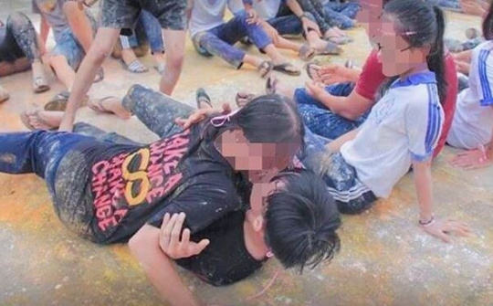 Bộ Giáo dục lên tiếng về trò chơi phản cảm 'chuyển thẻ bằng mặt' ở Cần Thơ