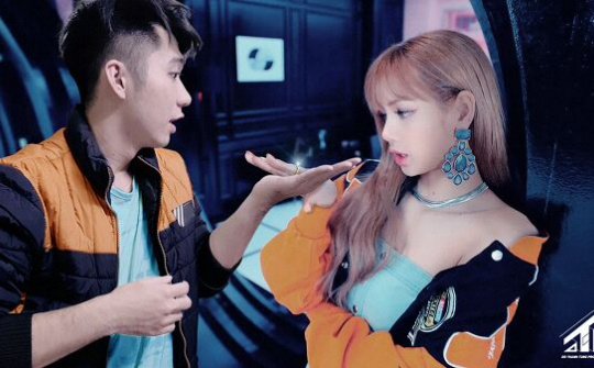 Chàng trai gây sốt với khả năng photoshop cực đỉnh, muốn chụp với thần tượng nào cũng được