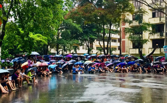 Tinh thần cổ vũ cuồng nhiệt của học sinh, sinh viên cho U23 Việt Nam trong trận đấu bán kết