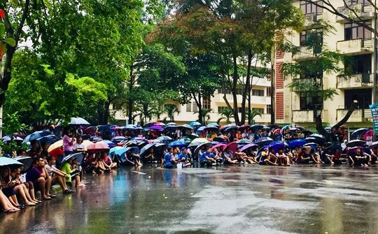 Tinh thần cổ vũ cuồng nhiệt của học sinh, sinh viên cho U23 Việt Nam trong trận đấu bán kết