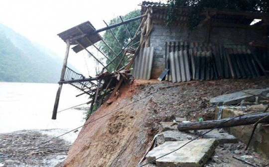 Thanh Hóa: Trăm khối đất tràn xuống, trường tiểu học sập trơ mái