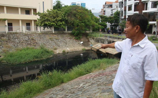 Đà Nẵng: Người dân sống khổ bên dòng kênh đen