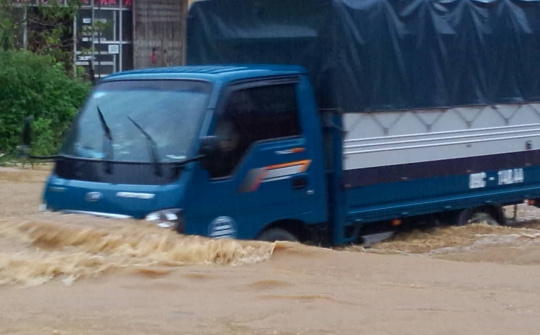 Sơn La: QL6 thành sông, ô tô liều mình lao như xe lội nước