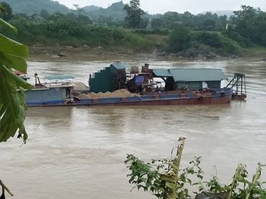 Ai 'bảo kê' cho tàu cát 'băm nát' sông Lô ở Tuyên Quang?