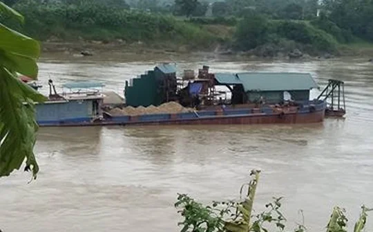 Ai 'bảo kê' cho tàu cát 'băm nát' sông Lô ở Tuyên Quang?
