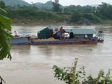 Ai 'bảo kê' cho tàu cát 'băm nát' sông Lô ở Tuyên Quang?