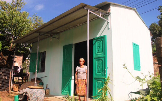 25 hộ nghèo Thanh Hóa được xây nhà mới từ tiền đấu giá bóng và áo đội tuyển U23 