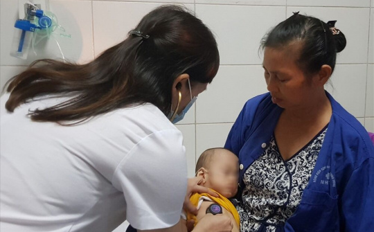 Hà Nội: Cặp song sinh 11 tháng nguy kịch vì biến chứng của bệnh sởi