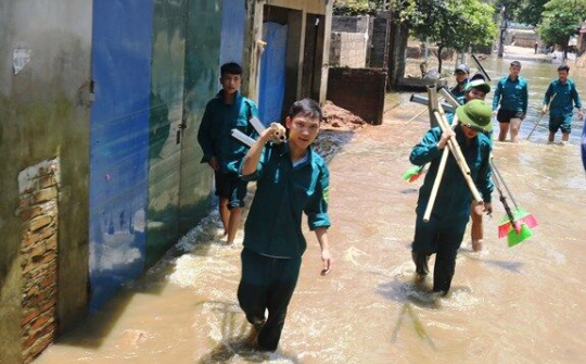 Giúp dân làm sạch xóm làng