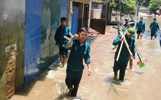 Giúp dân làm sạch xóm làng