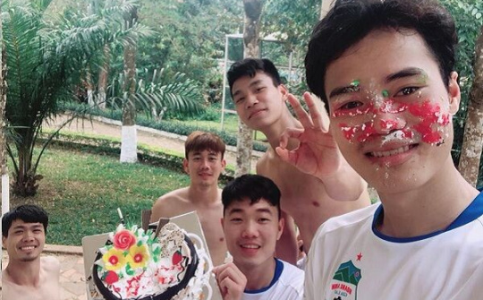 Cười ngất với loạt ảnh tự sướng 'bá đạo' của tiền đạo Văn Toàn