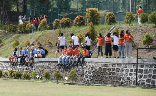 Học sinh Indonesia vây kín buổi tập của U23 Việt Nam