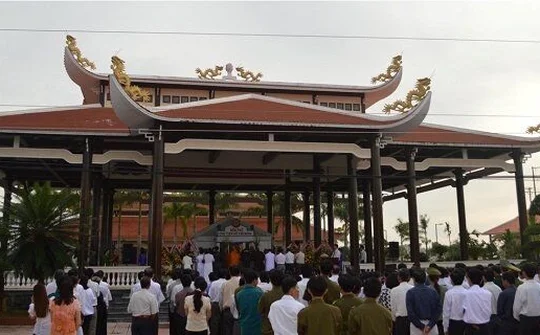 Đông đảo cán bộ và nhân dân Bạc Liêu viếng Đền thờ Bác Hồ ở xã Châu Thới