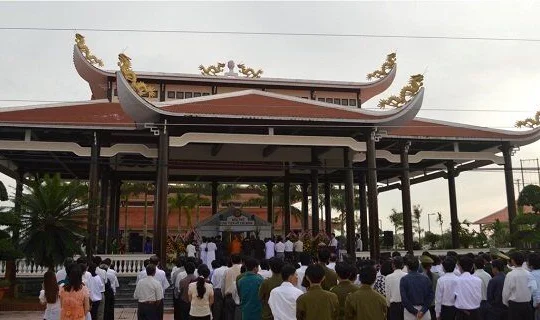 Đông đảo cán bộ và nhân dân Bạc Liêu viếng Đền thờ Bác Hồ ở xã Châu Thới