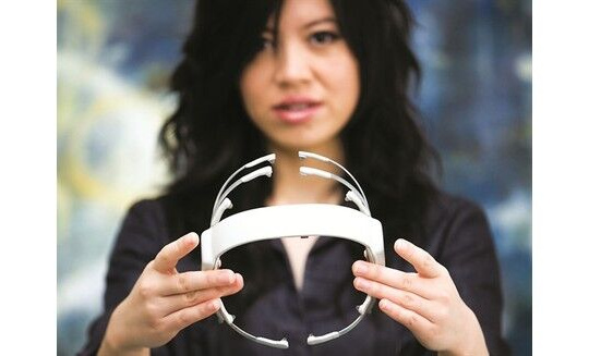 Người phụ nữ gốc Việt chế tạo thiết bị điều khiển máy móc bằng suy nghĩ