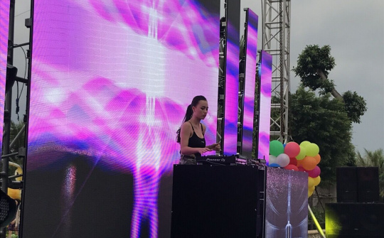 Giới trẻ cuồng nhiệt tận hưởng tiệc hồ bơi đã chưa từng có mang phong cách Hawaii