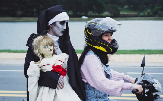 'Thánh lầy' MXH Trang Hý tung bộ ảnh hài hước chụp cùng Anabell và Valak