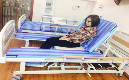 Nhóm sinh viên chế tạo giường y tế đa năng cho người bị liệt