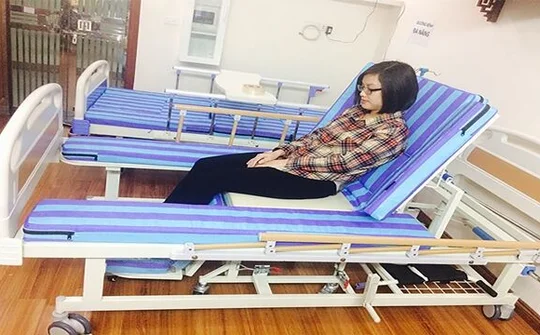 Nhóm sinh viên chế tạo giường y tế đa năng cho người bị liệt