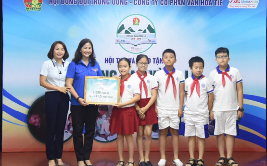 Một triệu cuốn vở tặng cho học sinh vùng lũ lụt