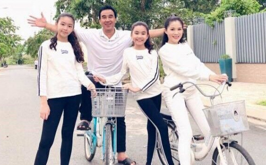 Quyền Linh đi dép tổ ong chụp ảnh kỷ niệm 13 năm ngày cưới