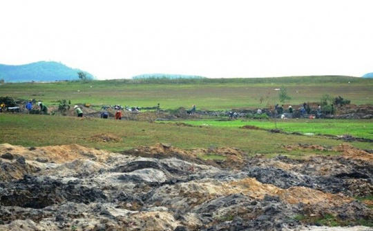 Phú Yên: Hàng ngàn người đào bới lòng hồ thủy điện tìm đá đen bạc triệu