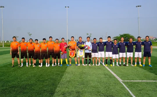 Giao hữu bóng đá giữa Tạp chí Doanh nghiệp và Thương hiệu với Trường Hải quan Việt Nam