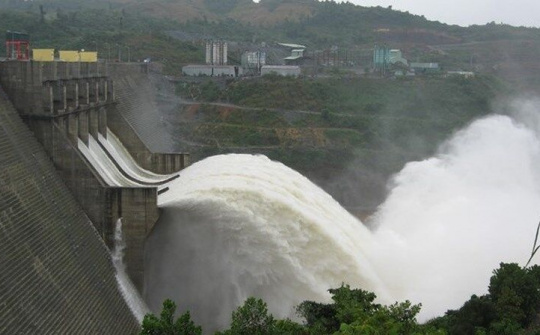 Mở 1 cửa xả đáy hồ Hòa Bình lúc 13h chiều nay