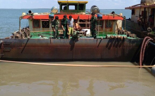 Tạm giữ 2 sà lan khai thác cát trái phép trên biển Cần Giờ